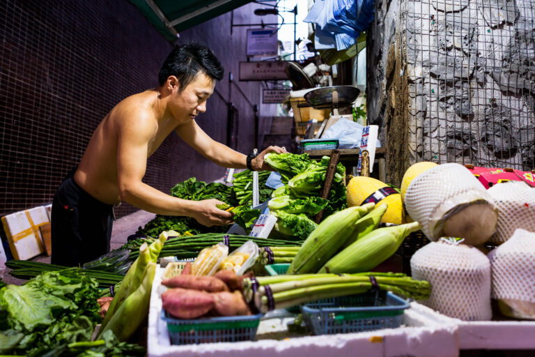 Un marché à Hong-Kong - Lorsque le taux d'humidité atteint 95%, une tenue de rigueur s'impose