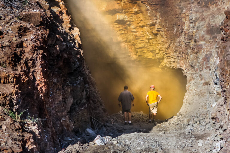 Grenat Tsavorite - Scorpion Mine - Dissipation de la poussière après l’explosion