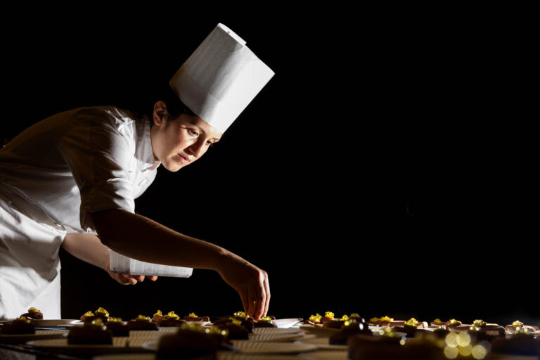 Apprentie pâtissière dressant un dessert - Finition de pâtisseries raffinées - Excellence Ferrandi Paris - Créateur de contenu Nantes