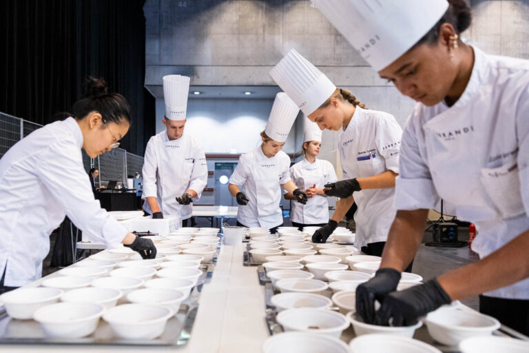 Élèves préparant des desserts - Mise en place en cuisine professionnelle - Atelier pâtisserie Ferrandi Paris - Brunet-Monié