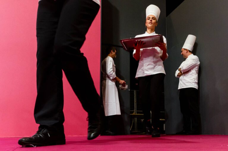 Étudiante en service avec un plateau - Coulisses du Pastry Show - Photoreportage événementiel culinaire - Prestataire photo Nantes