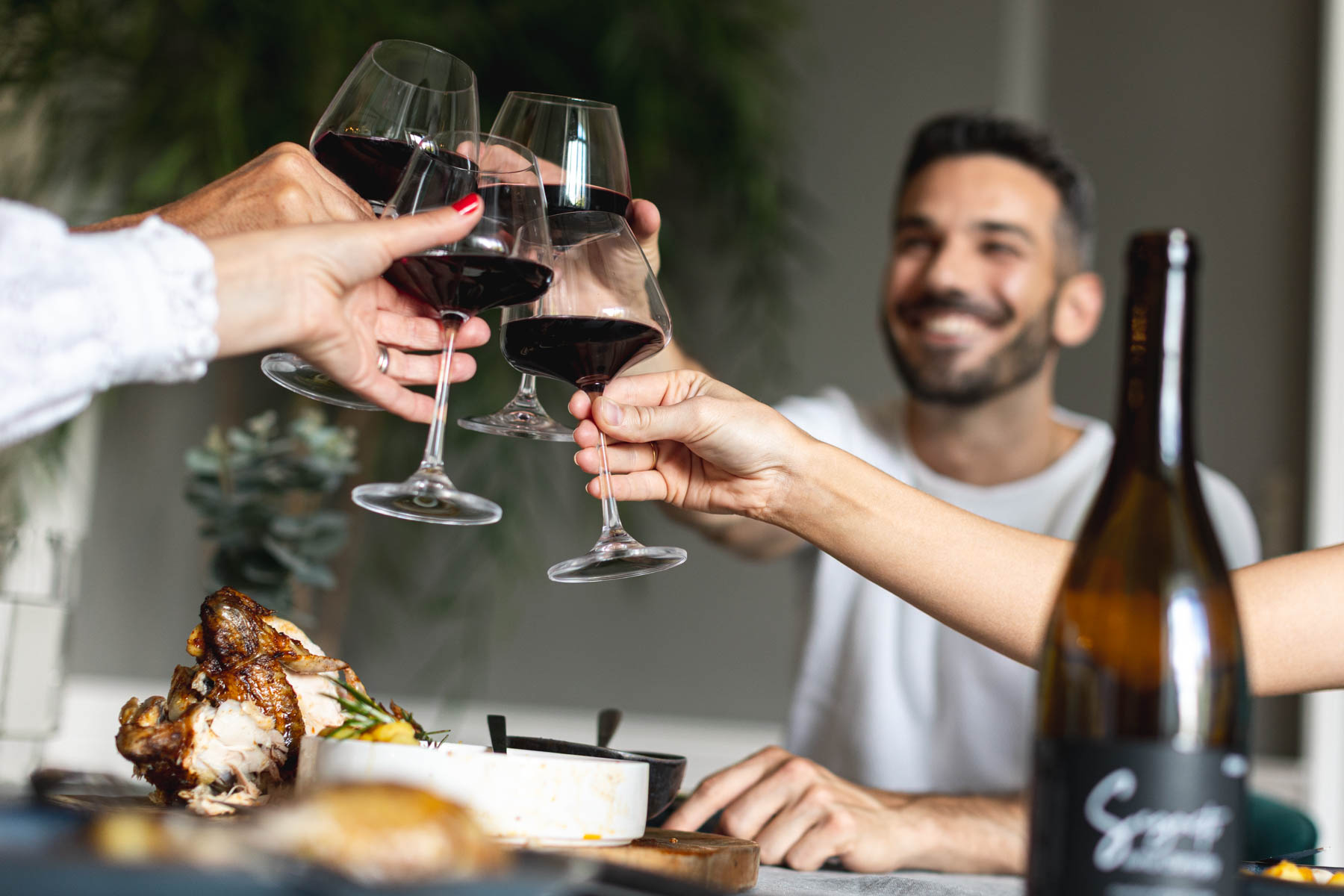 Vin rouge - Trinquer entre amis - Photographe reportage culinaire