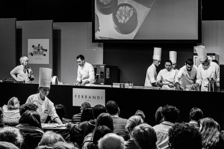 Démonstration culinaire sur scène - Public assistant au Pastry Show - Événement gastronomique au Salon du Chocolat - Photographe Nantes
