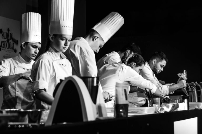 Chefs pâtissiers en pleine démonstration - Focus et rigueur en cuisine - Immersion dans le Pastry Show - Prestataire photo Nantes