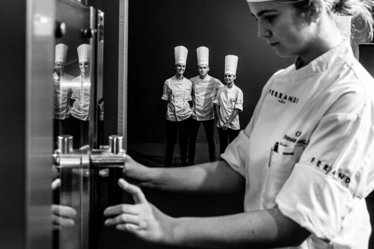 Jeune apprentie ouvrant un four - Réflexion d’étudiants en cuisine - Cours pratique en pâtisserie - Studio photo Loire-Atlantique