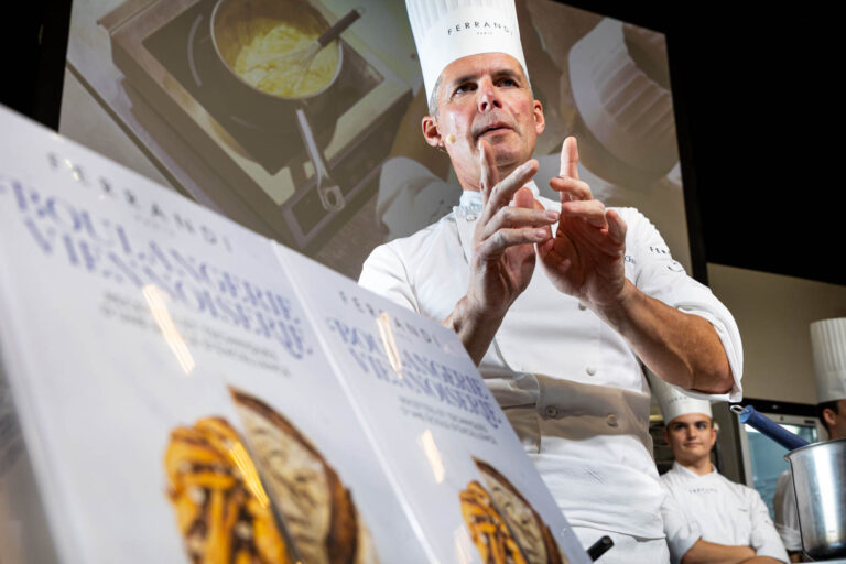 Claude Chiron présente son livre - Explication technique en boulangerie - Masterclass pâtisserie Ferrandi Paris - Brunet-Monié