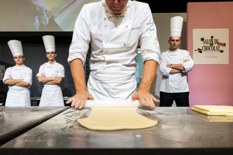 Chef pâtissier abaissant une pâte - Élèves observant un cours pratique - Apprentissage en école de gastronomie - Photographe événementiel