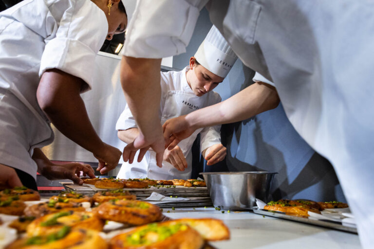 Jeunes pâtissiers dressant des viennoiseries - Finition de pâtisseries aux pistaches - Travail d’équipe en formation Ferrandi Paris - Studio photo Nantes