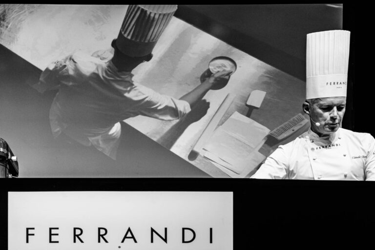 Projection d’un chef en cuisine - Démonstration en direct au Pastry Show - Immersion dans la haute pâtisserie - Reportage photo professionnel