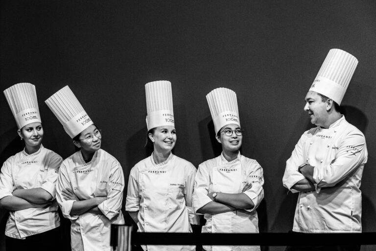 Groupe d’étudiants en pâtisserie - Apprentis cuisiniers échangeant un sourire - Formation gastronomique Ferrandi Paris - Studio photo Loire-Atlantique