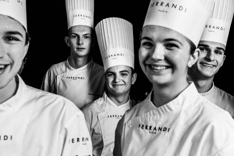 Portrait de jeunes pâtissiers souriants - Apprentis cuisiniers en formation - Excellence Ferrandi Paris - Créateur de contenu Nantes