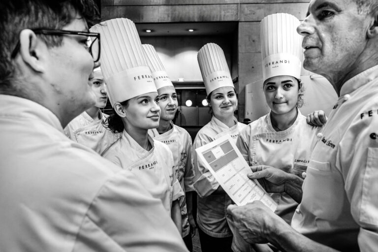 Chef enseignant expliquant les consignes - Groupe d’étudiants en pâtisserie - Formation culinaire Ferrandi Paris - Agence Brunet-Monié