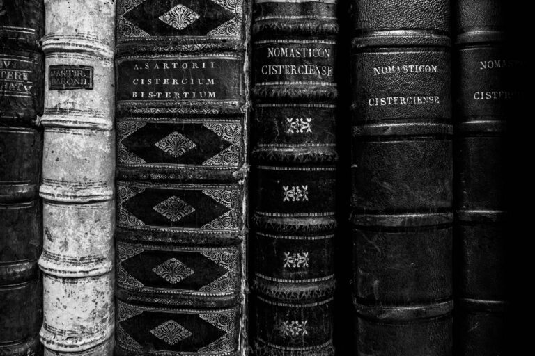 Livres cisterciens - Salle d'archives - Monastère de Cîteaux - Photographie de documents anciens