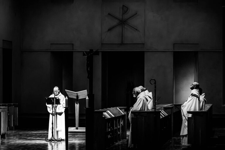 Abbaye de Cîteaux - Église du monastère - Prière et lecture de la parole - Photo de reportage