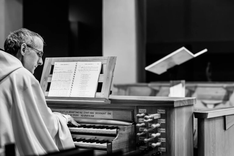 Orgue numérique du monastère de Cîteaux - photographie en noir et blanc - Photoreportage narratif
