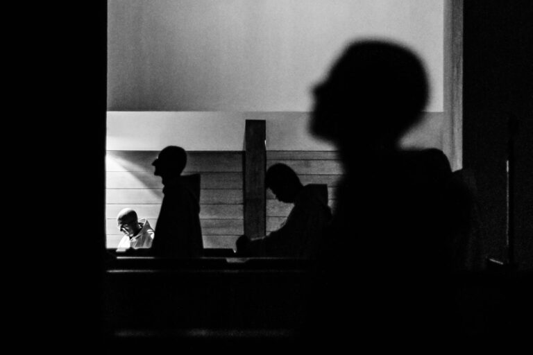 Abbaye de Cîteaux - Prière et adoration - Agence photo Brunet-Monié - Reportage immersif chez les moines cisterciens