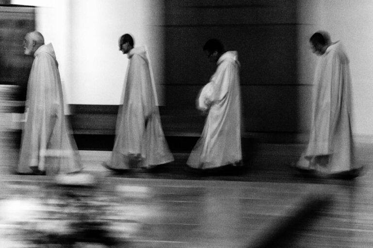 Procession de moines - Photo dans l'obscurité totale - Photographe Nantes