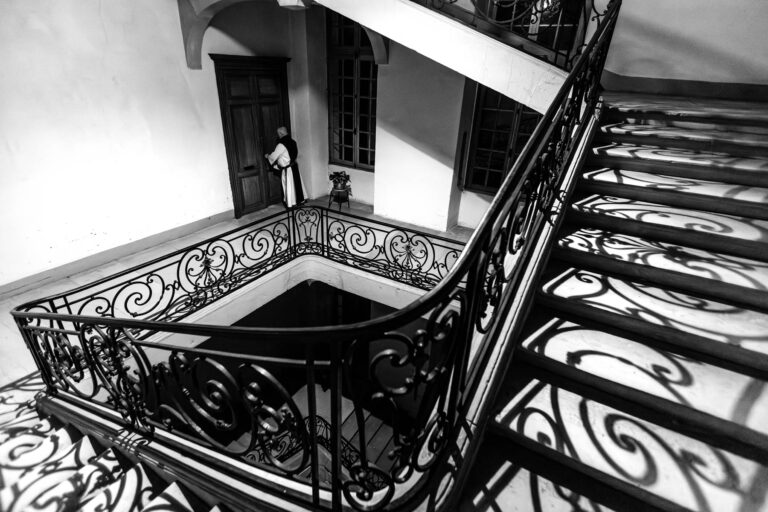 Abbaye de Cîteaux - Photo d'architecture - Cage d'escalier ancien - Reportage en immersion