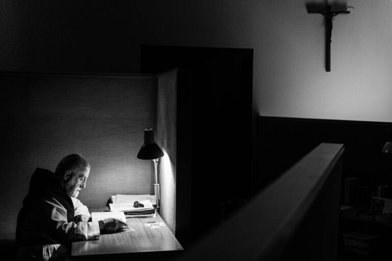 Moine à la lecture du matin - Photographe Nantes - Agence Brunet-Monié - Lecture au clair-obscur en silence