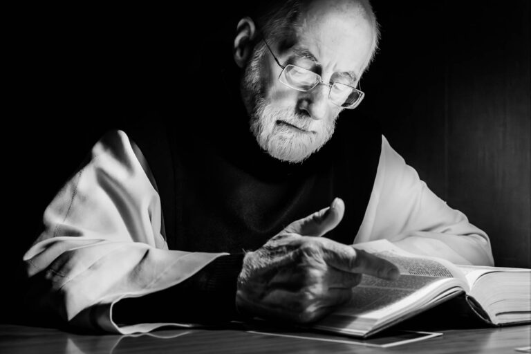 Lecture en silence - Moine cistercien - Silence et recueillement