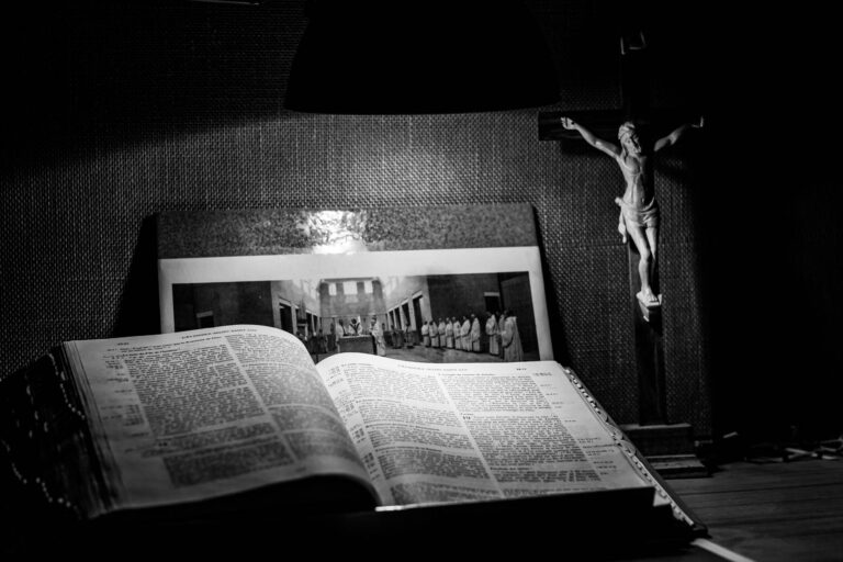 La Bible et Jésus crucifié - Photo ancienne de l'abbaye de Cîteaux - Reportage documentaire