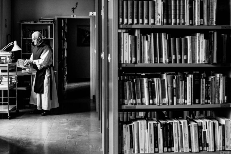 Bibliothèque cistercienne - Lecture et classement de livres