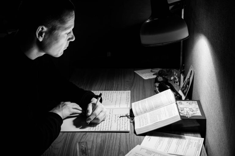 Abbaye de Cîteaux - Lecture et écriture religieuse - Concentration et minimalisme - Reportage en immersion