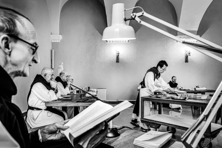 Abbaye de Cîteaux - Lecture pendant le repas - Écoute et concentration - Documentaire photo en immersion