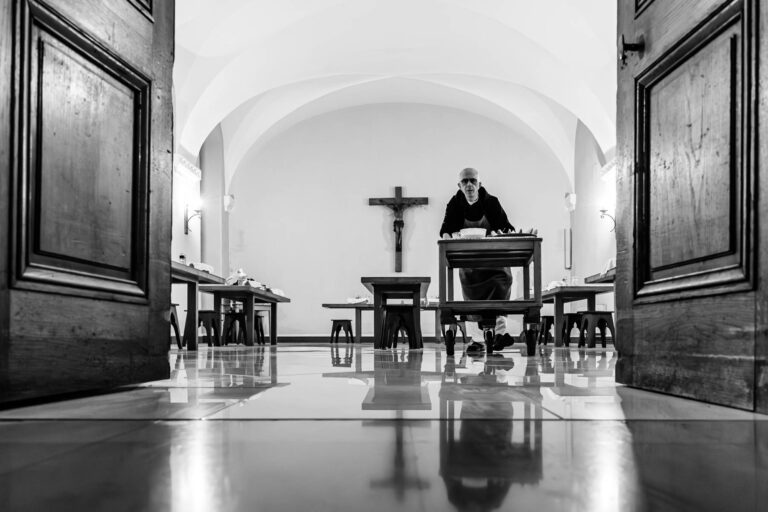 Débarrassage - Salle de réfectoire cistercien - Immersion au coeur du monastère de Cîteaux