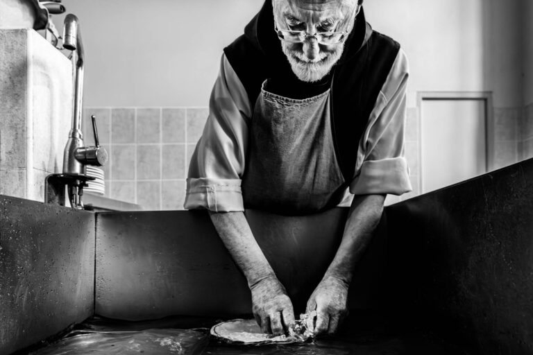 Abbaye de Cîteaux - Vaisselle après le repas - Brunet-Monié en reportage immersif auprès des moines cisterciens