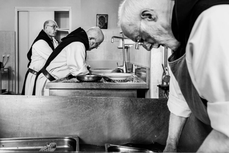 Père abbée de Cîteaux 2024 - Vaisselle avec les moines en silence - Photojournalisme immersif