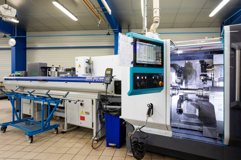 Poste de travail avec tour CNC - Machine de production industrielle en atelier - Photographie industrielle en Vendée - Créateur de contenu Nantes