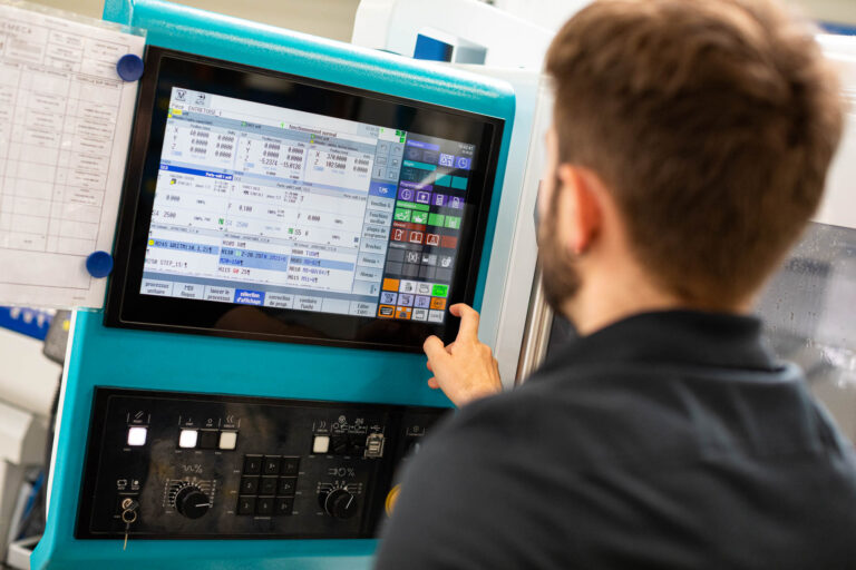Technicien réglant interface machine-outil - Écran tactile de commande industrielle - Photographie industrielle en Vendée - Brunet-Monié
