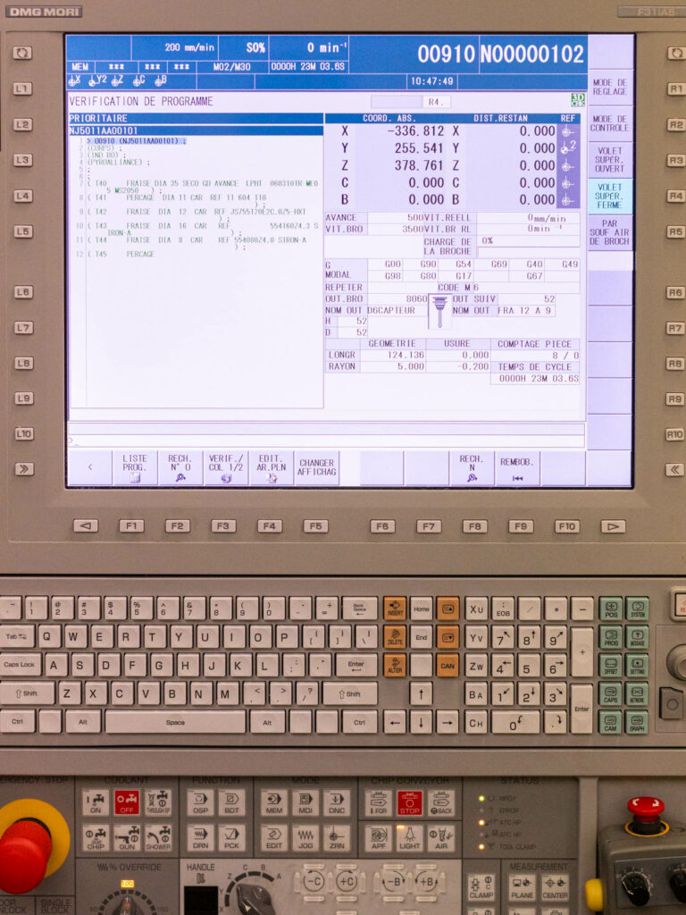 Interface de programmation commande numérique - Écran de contrôle machine-outil - Reportage photographie en usine - Créateur de contenu Nantes