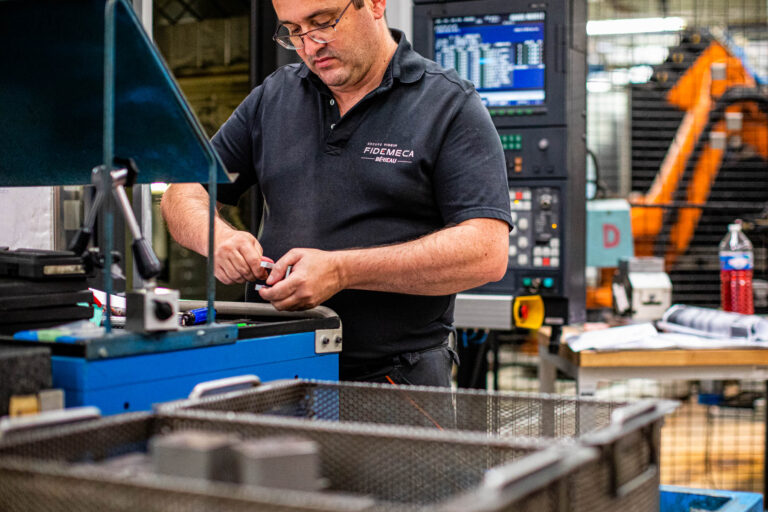 Technicien ajustant pièce mécanique - Contrôle qualité en atelier d’usinage - Photographie industrielle en Vendée - Brunet-Monié