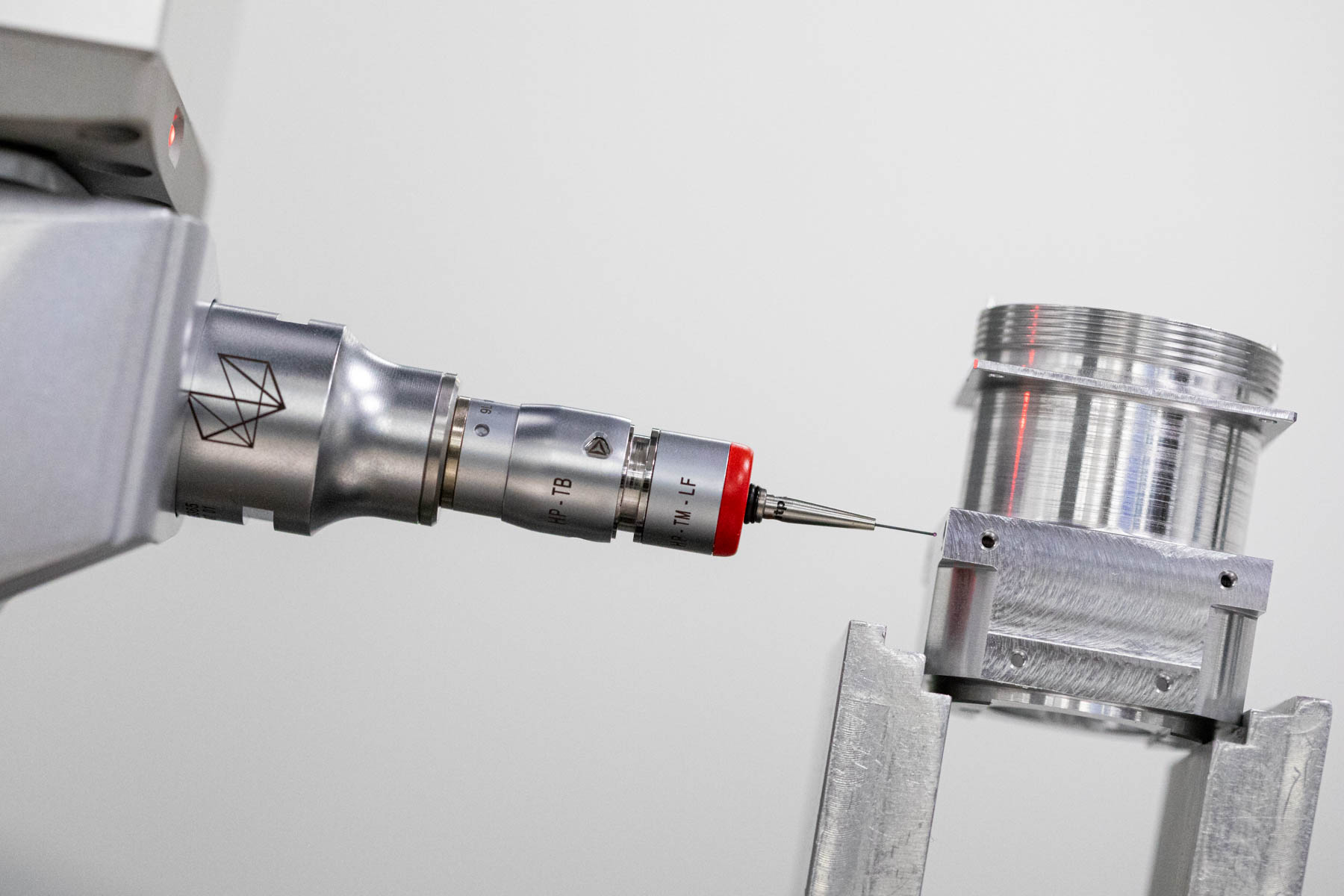 Sonde de mesure contrôlant pièce usinée - Vérification dimensionnelle précision micrométrique - Photographie industrielle en Vendée - Brunet-Monié