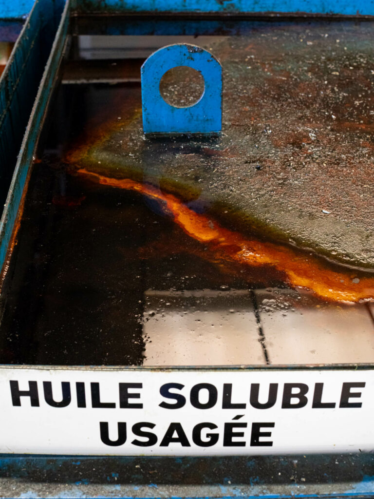 Bac d’huile soluble usagée - Liquide usinage usé avec dépôt huileux - Photographie secteur industriel - Agence Brunet-Monié