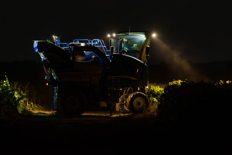 Vendanges en Muscadet - Machine à vendanger - Reportage photo de nuit - Agence Brunet-Monié