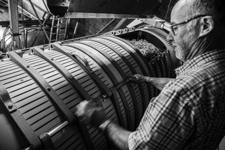Fermeture du pressoir - Joseph Batard - Viticulteur Muscadet - Agence Photo Nantes