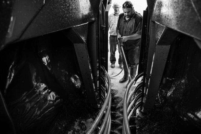 Nettoyage de la Machine à vendanger - Photographe reportage en immersion