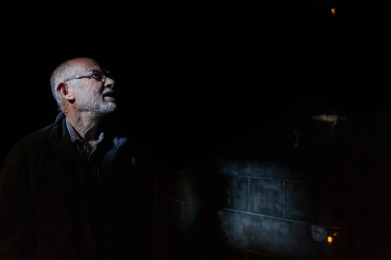 Inspection des cuves - Photo clair-obscur - Portrait en lumière naturelle - Agence Photo Nantes