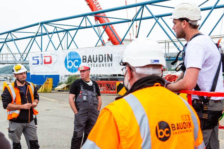 Équipe de chantier en discussion - Ouvriers en gilet haute visibilité - Photo-reportage industriel - Agence Brunet-Monié
