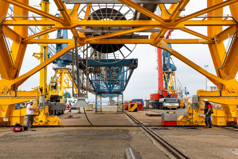 Structure métallique de grue portuaire - Travaux de levage en cours - Photographie site industriel - prestataire photo Nantes