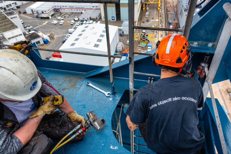 Techniciens en hauteur sur structure - Intervention en zone sensible - Reportage grue militaire - photographe Nantes