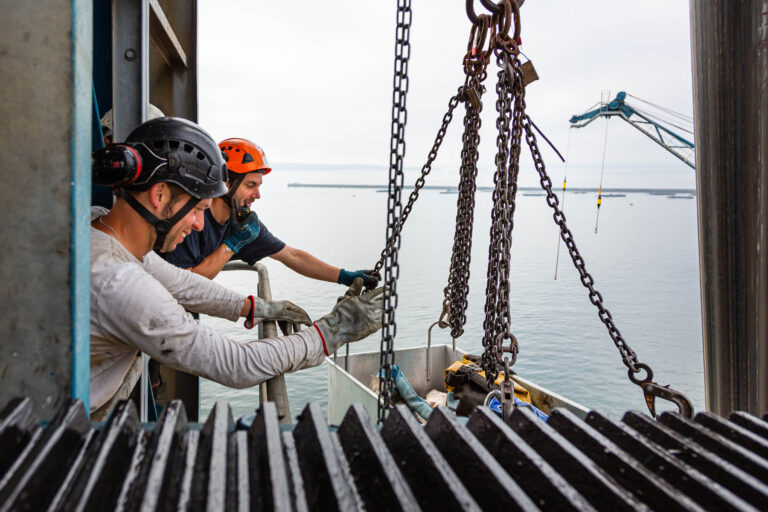 Manutention avec chaînes en façade maritime - Opération technique sur plateforme - Photographie industrielle portuaire - créateur de contenu Nantes
