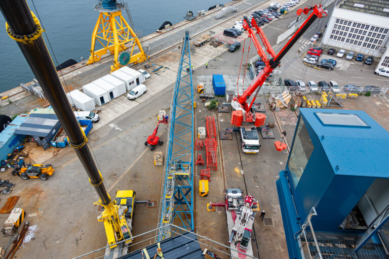 Vue plongeante sur chantier grue - Coordination de grues de levage - Baudin Chateauneuf - photographe chantier naval