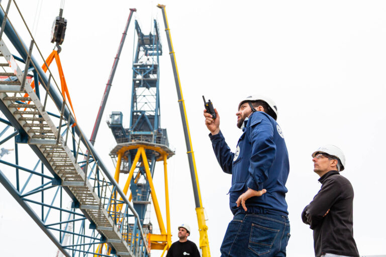 Chef de chantier avec talkie-walkie - Supervision manœuvre portuaire - Photo-reportage industriel - Agence photo à Nantes