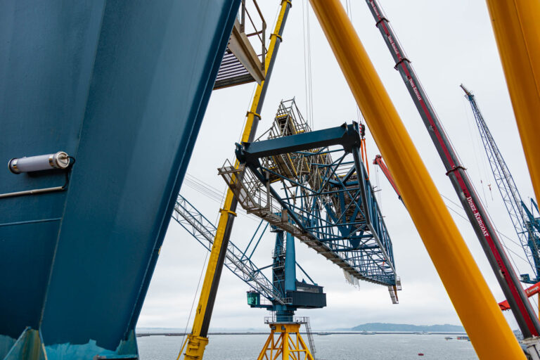 Levage flèche grue vue latérale - Grands bras de grues en action - Chantier port militaire - prestataire visuel Nantes