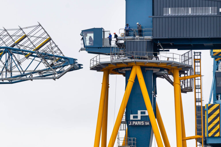 Opérateurs sur plateforme de grue - prise de vues en mer - Baudin Chateauneuf - photographe industriel Nantes