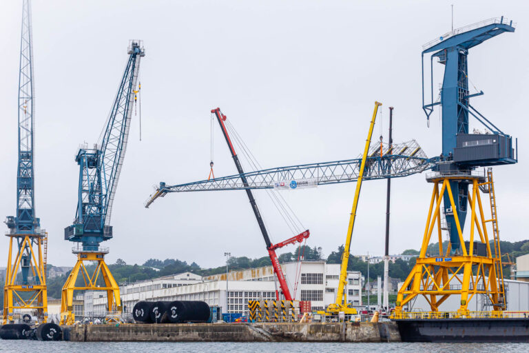 Levage de flèche par grues portuaires - Chantier naval à Brest vue mer - Baudin Chateauneuf - Agence photo à Nantes